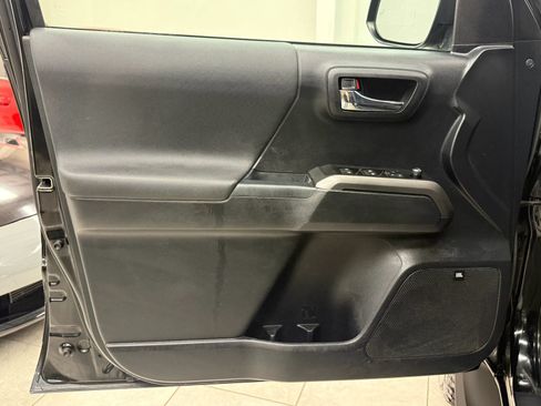 Used 2018 Toyota Tacoma TRD Sport AWD/4WD image 16