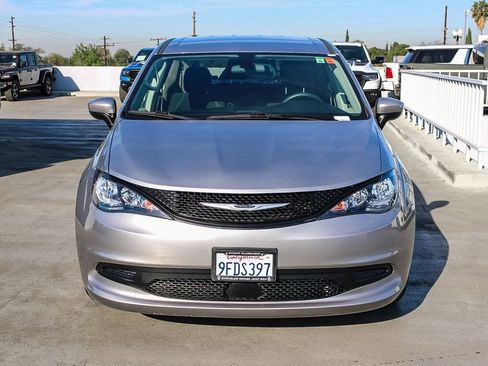 Used 2021 Chrysler Voyager L FWD image 3