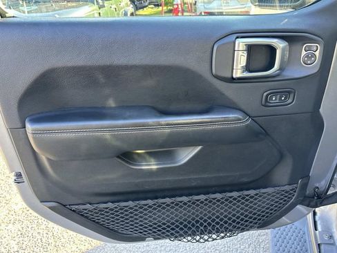 Used 2018 Jeep Wrangler Unlimited Sahara AWD/4WD image 17