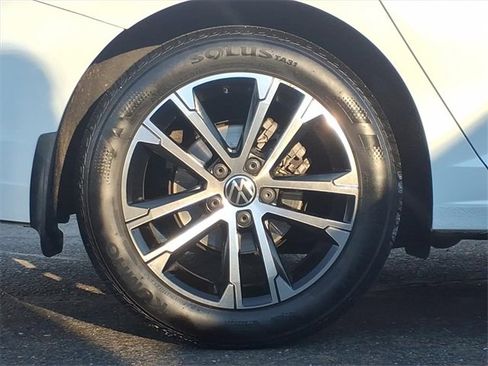 Used 2024 Volkswagen Jetta Sport image 9