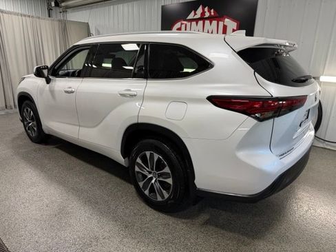 Used 2022 Toyota Highlander XLE AWD/4WD image 6