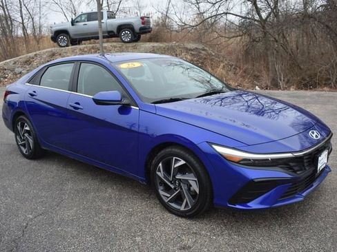Used 2025 Hyundai Elantra SEL FWD image 11