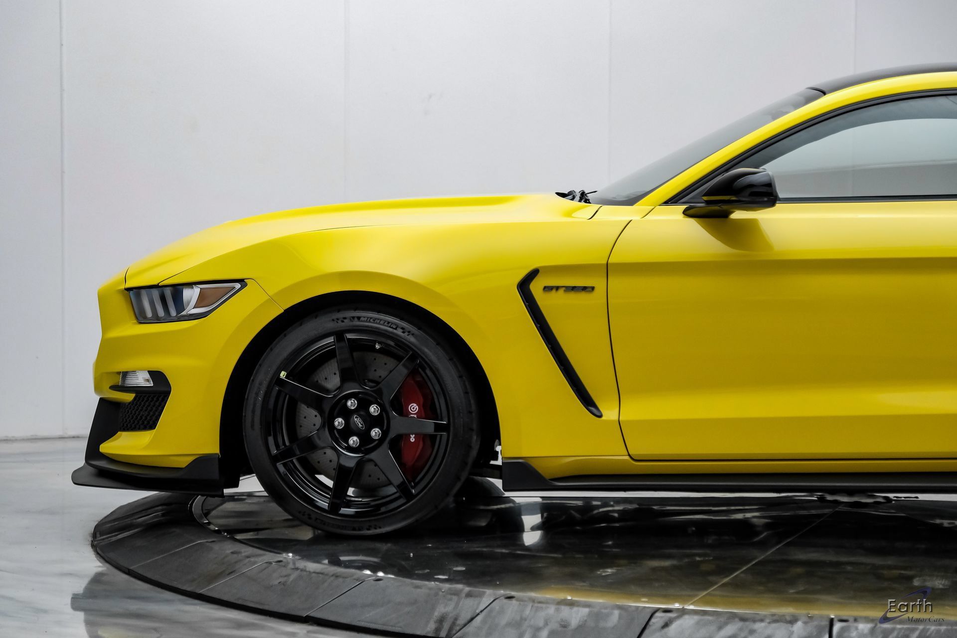 Used 2017 Ford Mustang Shelby GT350R w/ GT350R Equipment Group 920A RWD image 8