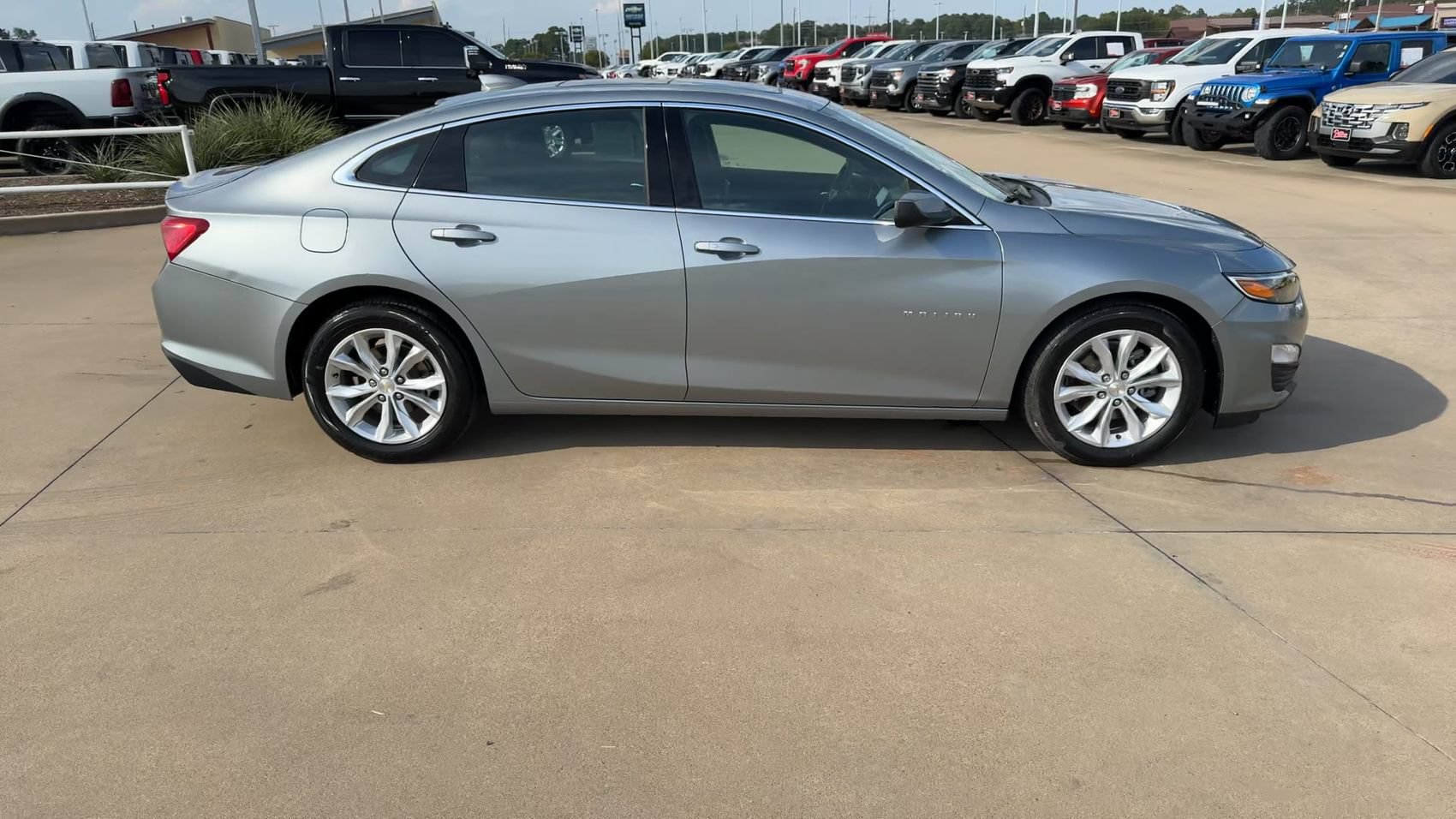 Used 2024 Chevrolet Malibu LT FWD image 2