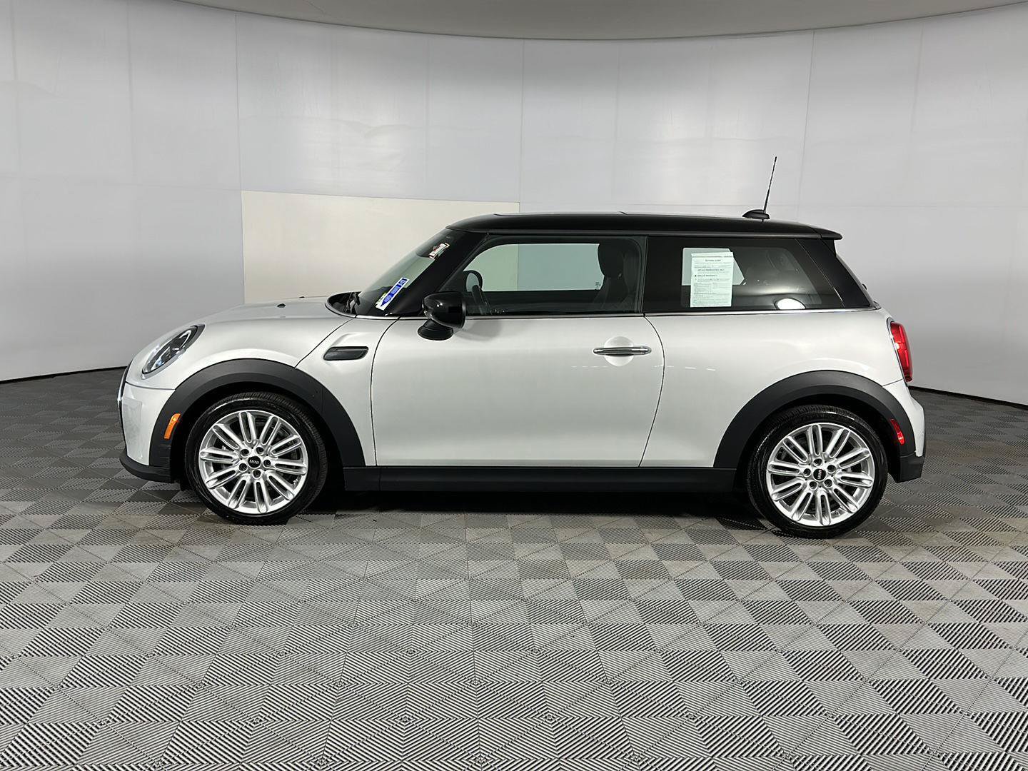 Used 2022 MINI Cooper 2-Door Hardtop FWD image 8