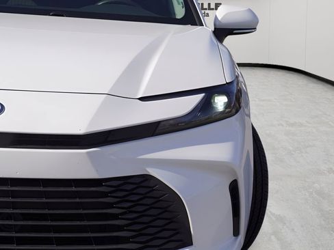 Used 2025 Toyota Camry LE image 5