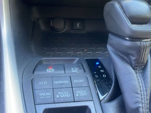 Used 2022 Toyota RAV4 LE AWD/4WD image 19