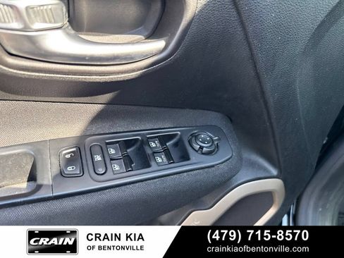 Used 2017 Jeep Renegade Latitude w/ Cold Weather Group AWD/4WD image 28