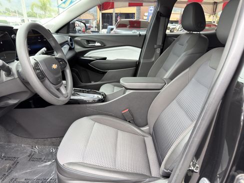Used 2025 Chevrolet Trax LT FWD image 20