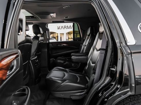 Used 2015 Cadillac Escalade Luxury image 40