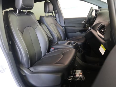 New 2026 Chrysler Pacifica Select image 20