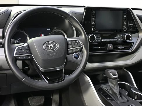 Used 2021 Toyota Highlander XLE AWD/4WD image 10