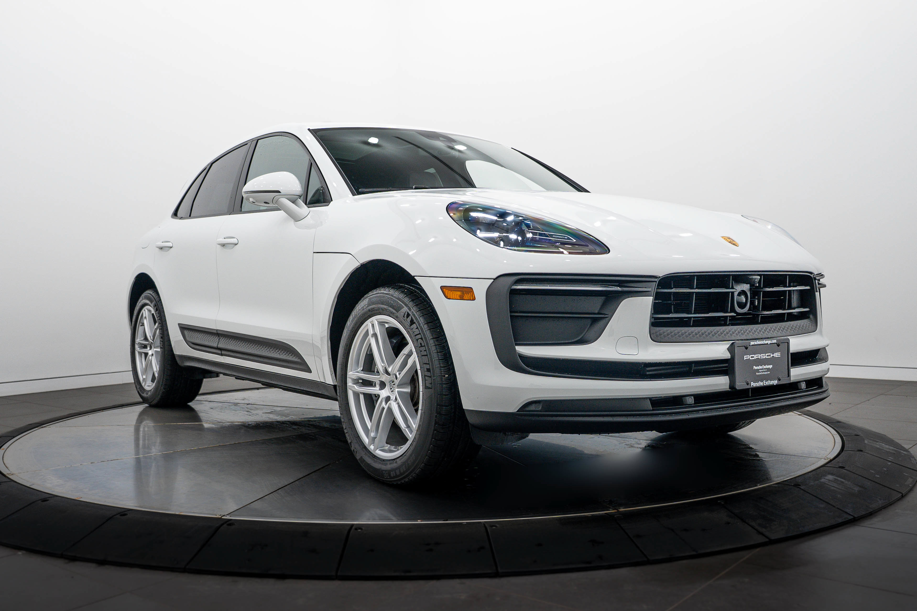 Certified 2026 Porsche Macan AWD/4WD image 9