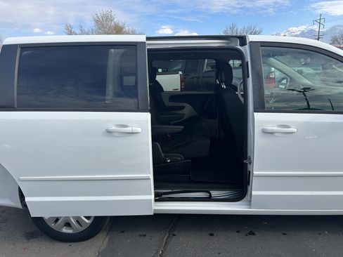 Used 2017 Dodge Grand Caravan SE w/ UConnect Hands-Free Group image 6