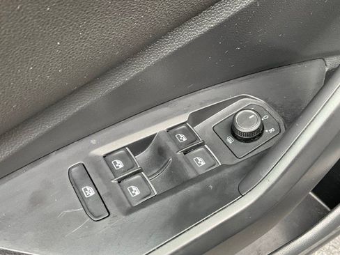 Used 2021 Volkswagen Jetta SE FWD image 23