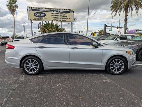 Used 2017 Ford Fusion SE w/ Fusion SE Technology Package image 4