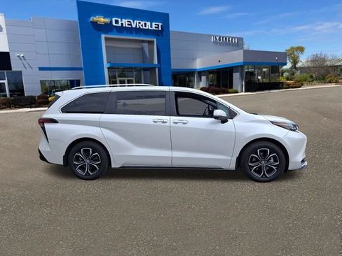 Used 2025 Toyota Sienna Platinum AWD/4WD image 27
