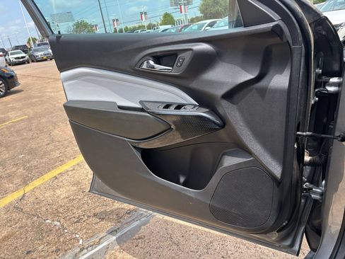Used 2025 Chevrolet Trax LT FWD image 18
