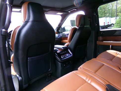 Used 2018 Lincoln Navigator Reserve w/ Technology Package AWD/4WD image 16