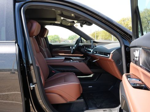 New 2026 Cadillac Vistiq Platinum w/ LPO, Floor Liner Package image 28