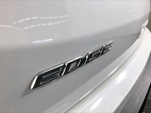 Used 2020 Ford Edge Titanium image 28