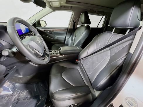 Certified 2024 Toyota Highlander Platinum AWD/4WD image 19