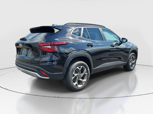 Used 2026 Chevrolet Trax LT FWD image 4