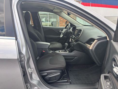 Used 2016 Jeep Cherokee Latitude w/ Cold Weather Group image 13