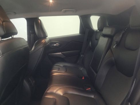 Used 2021 Jeep Cherokee Latitude Plus FWD image 18