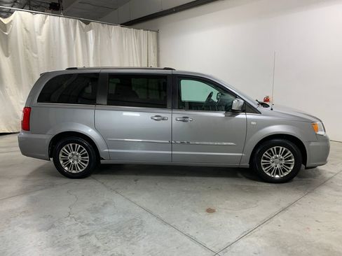 Used 2014 Chrysler Town & Country Touring-L image 12