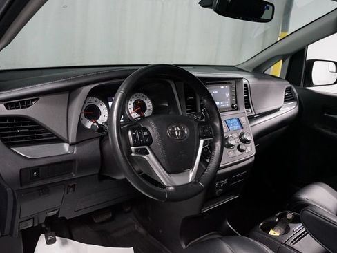 Certified 2020 Toyota Sienna SE FWD image 11
