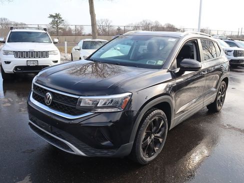 Used 2022 Volkswagen Taos SE w/ Panoramic Sunroof Package image 7