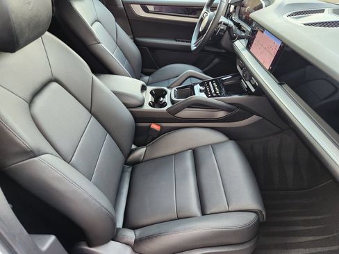 Used 2024 Porsche Cayenne AWD/4WD image 13