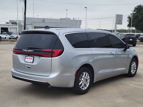 New 2026 Chrysler Pacifica Select FWD image 5