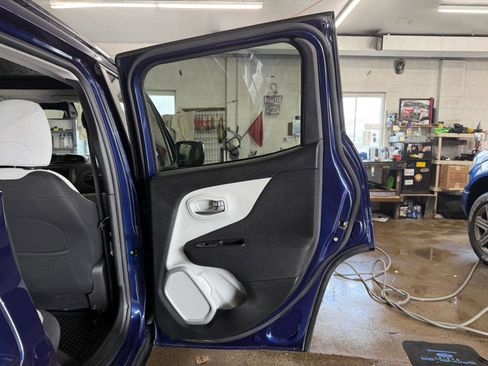 Used 2018 Jeep Renegade Latitude w/ UConnect 8.4 Nav Group AWD/4WD image 21