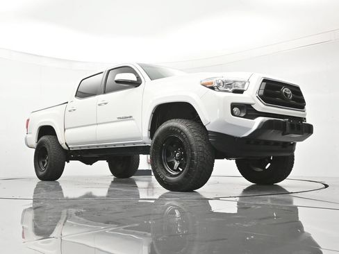 Used 2021 Toyota Tacoma SR5 AWD/4WD image 39