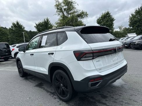 Used 2025 Volkswagen Taos SE image 3