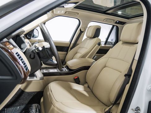 Used 2020 Land Rover Range Rover HSE image 4