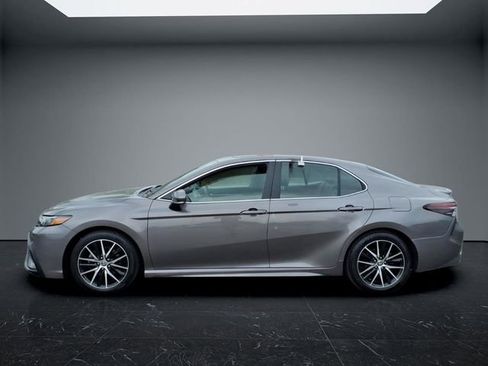 Used 2022 Toyota Camry SE w/ Cold Weather Package FWD image 7
