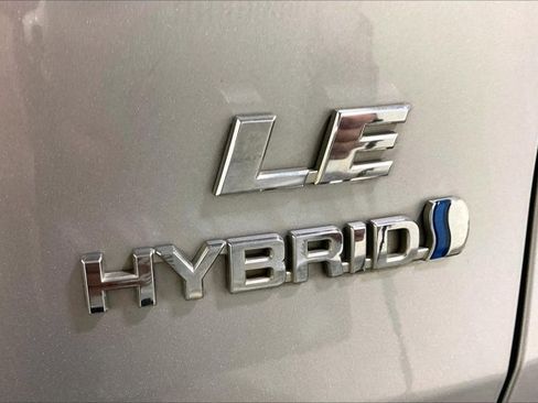 Used 2021 Toyota RAV4 LE image 9