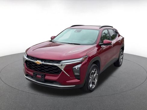 Used 2025 Chevrolet Trax LT FWD image 4