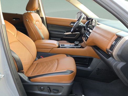 Certified 2024 Nissan Pathfinder Platinum w/ Cargo Package image 18