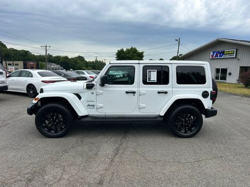 Used 2022 Jeep Wrangler Unlimited Sahara w/ Cold Weather Group AWD/4WD image 3