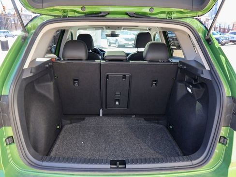 Certified 2025 Volkswagen Taos SE image 10