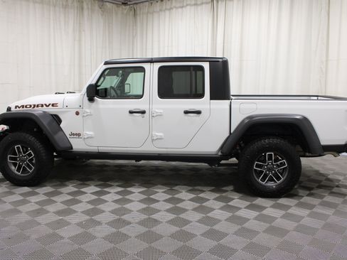 Used 2026 Jeep Gladiator Mojave AWD/4WD image 33