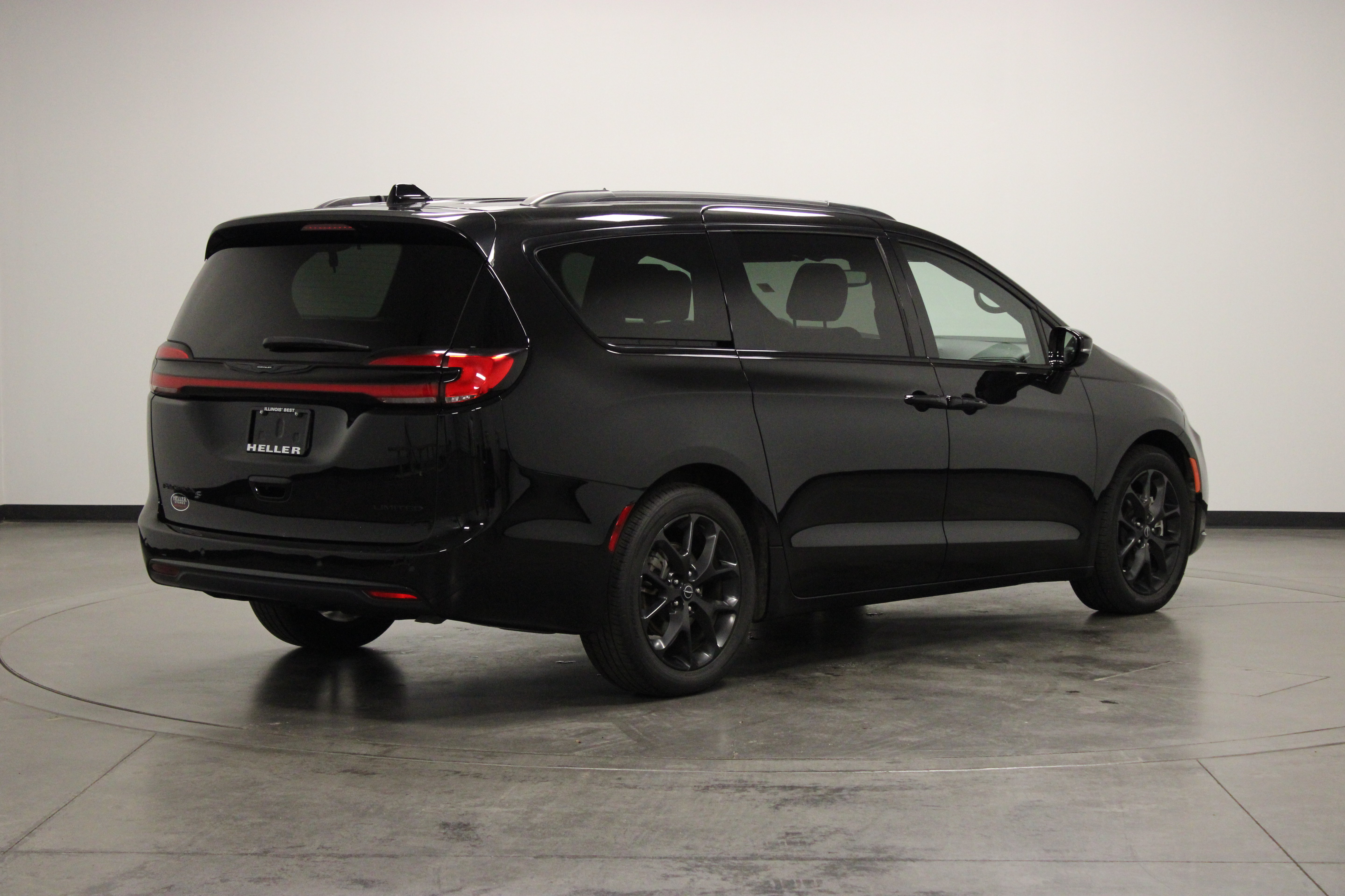 Used 2025 Chrysler Pacifica Limited FWD image 8