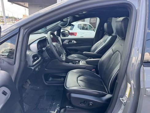 Used 2025 Chrysler Pacifica Limited FWD image 9