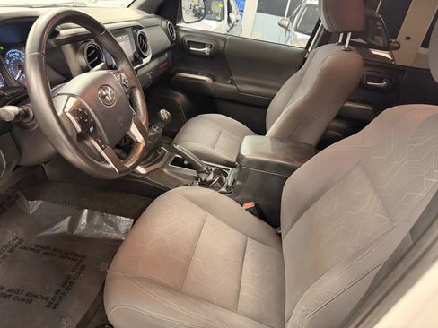 Used 2019 Toyota Tacoma TRD Sport w/ Technology Package image 9