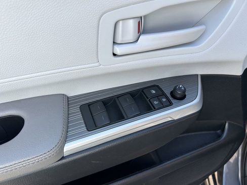Used 2025 Toyota Sienna LE AWD/4WD image 17