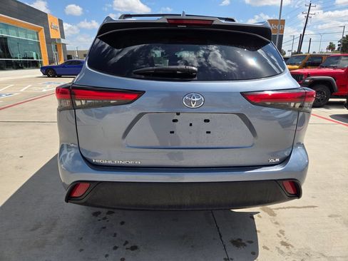 Used 2023 Toyota Highlander XLE FWD image 4